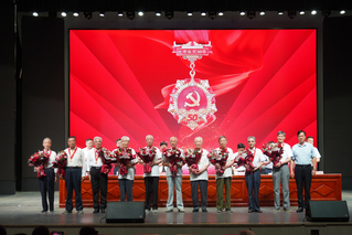为在党50年的老同志颁发纪念奖...